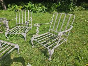 lot 34 image: Elegant Ball & Claw Aluminum Cast Patio Set