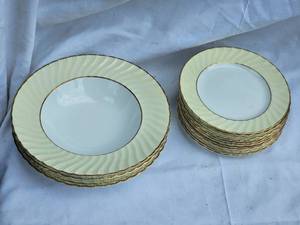 lot 128 image: Elegant Royal Worcester Side Serving Plates