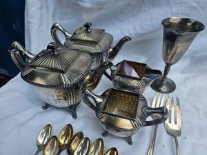 lot 129 image: Silver Plate Entertaining Ware