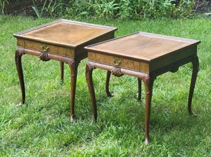 lot 76 image: Vintage Baker Furniture - Elegant Carved Mahogany Scalloped Side Table Pair