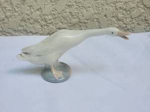 lot 153 image: Adorable Lladro Fine Spanish Ceramic Goose Figure
