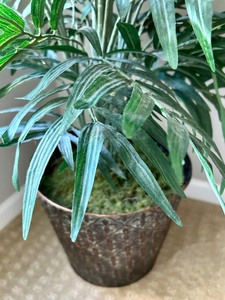 lot 103 image: Pretty Faux Floor Plant in Plastic Basket