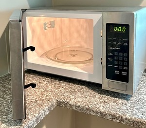 lot 108 image: Petite Microwave Oven by Magic Chef