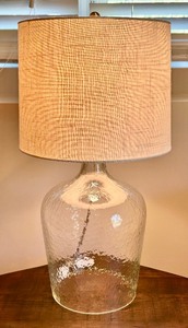 lot 112 image: Beautiful Glass Base Table Lamp