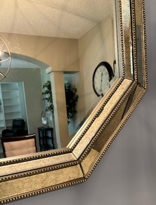 lot 20 image: Beautiful Wall Mirror