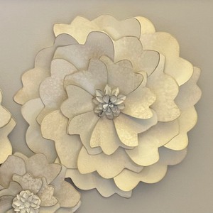 lot 67 image: Elegant Decorative Floral Wall Hanging