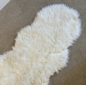 lot 78 image: Pretty White Plush Accent Rug