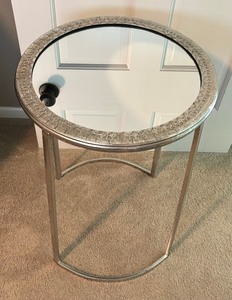 lot 82 image: Amazing Accent Table with Mirrored Top