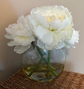 lot 89 image: Delightful Decor