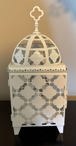 lot 92 image: Lovely Lantern, Clock and Faux Florals