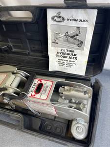 lot 67 image: Mack 2.5 Ton Hydraulic Floor Jack in Good Condition - No Shipping