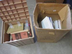 (CS) Box and Plastic Container of M...