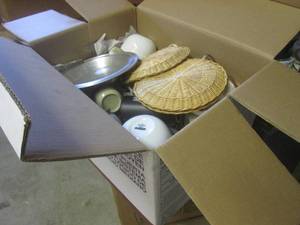 (EW5) Box Full of Assorted Kitchen...