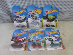 (EC1) Assorted Hot Wheels in Packag...