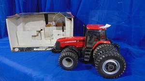 lot 1 image: Magnum MX270 116 Scale Case Tractor by Ertl with Box