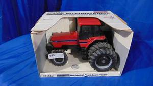 lot 4 image: New in Box Magnum 7140 116 Scale Case International Tractor by Ertl