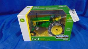 lot 7 image: New in Box John Deere 620 Row Crop 116 Scale Tractor by Ertl