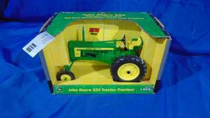 lot 8 image: New in Box John Deere 520 116 Scale Tractor by Ertl