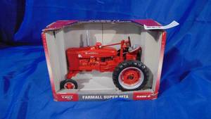 lot 13 image: New in Box Case Super MTA 116 Scale Tractor by Ertl