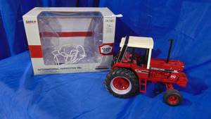 lot 15 image: Case International 986 116 Scale Tractor by Ertl with Box