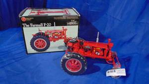 lot 16 image: Farmall F-20 116 Scale Tractor by Ertl with Box