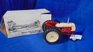 lot 18 image: Cockshutt Deluxe 50 116 Scale Tractor by Ertl with Box