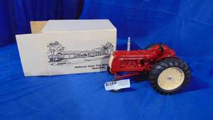 lot 20 image: Cockshutt 40 116 Scale Tractor By Ertl with Box