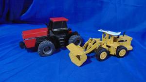 lot 21 image: Cat 988D Wheel Loader 150 scale Diecast and Case 4994 132 Scale Battery Operated Tractor (wheel asis)