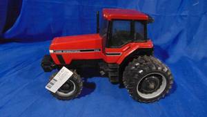 lot 23 image: Case 7150 116 Scale Tractor by Ertl
