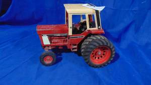 lot 25 image: International 1586 116 Scale Tractor by Ertl
