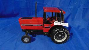 lot 26 image: International 5088 116 Scale Tractor by Ertl