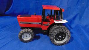 lot 27 image: International 5488 116 Scale Tractor by Ertl