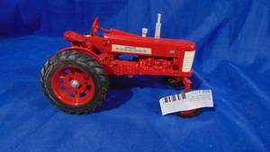 lot 28 image: Farmall 350 116 Scale Tractor by Ertl