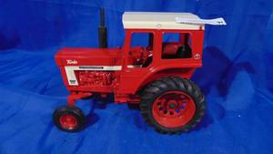 lot 31 image: International 1466 Turbo Tractor 116 Scale by Ertl