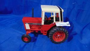 lot 32 image: International 1586 116 Scale Tractor by Ertl