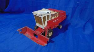 lot 33 image: International Hydrostatic Combine by Ertl (as seen)
