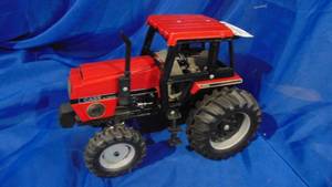 lot 36 image: Case International 3294 116 Scale Tractor by Ertl