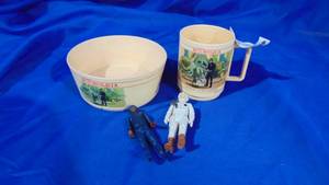 lot 50 image: Star Wars Plastic Cup Bowl and 2 Figures
