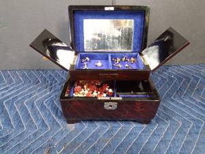 lot 33 image: Vintage wood oriental jewelry box with jewelry