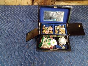 lot 35 image: Jewelry box of jewelry