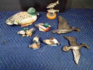 lot 40 image: Bix of ceramic ducks and fish