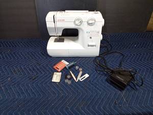 lot 52 image: Singer sewing machine With accessories