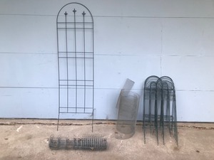 lot 152 image: Lot of Garden Items - Fencing & More