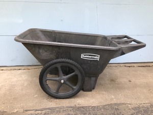 lot 162 image: Large Rubbermaid Wheelbarrow  Cart