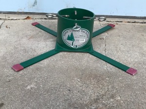 lot 170 image: Heavy Duty Metal Christmas Tree Stand - Santas Sturdy Tree Stand