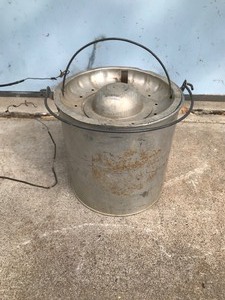 lot 192 image: Vintage Faris Metal Minnow Bucket