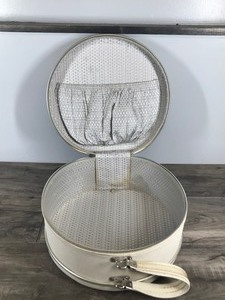 lot 235 image: Vintage Traveling Case for Hats