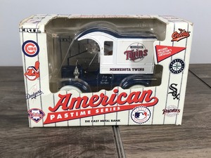 lot 265 image: 1993 ERTL American Past Time Series Minnesota Twins 125 scale die cast coin bank