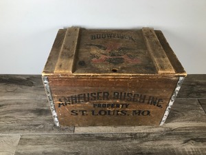 lot 274 image: Vintage Budweiser Anheuser Busch Wooden Box