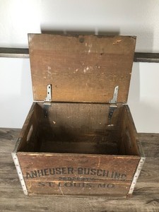 lot 275 image: Vintage Budweiser Anheuser Busch Wooden Box